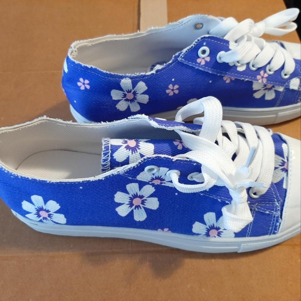 Daisy sneakers